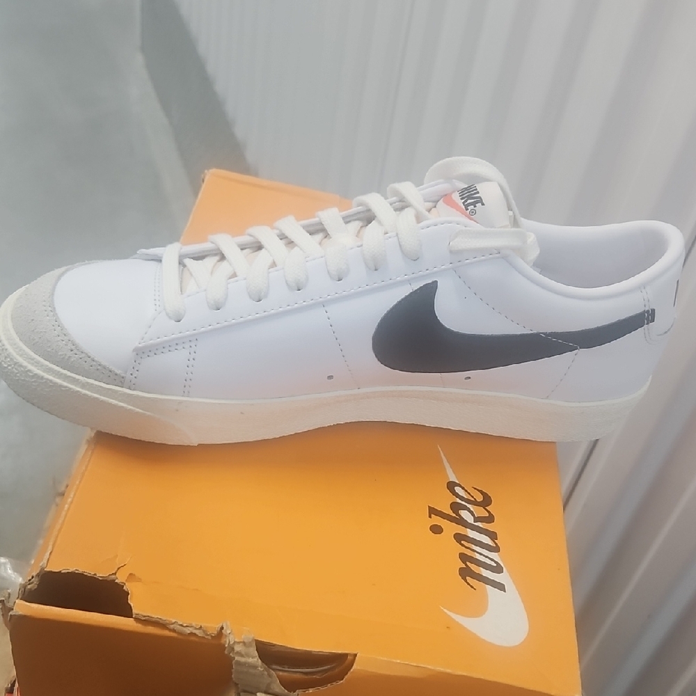 Nike Men's White and Black Low-Top Sneakers